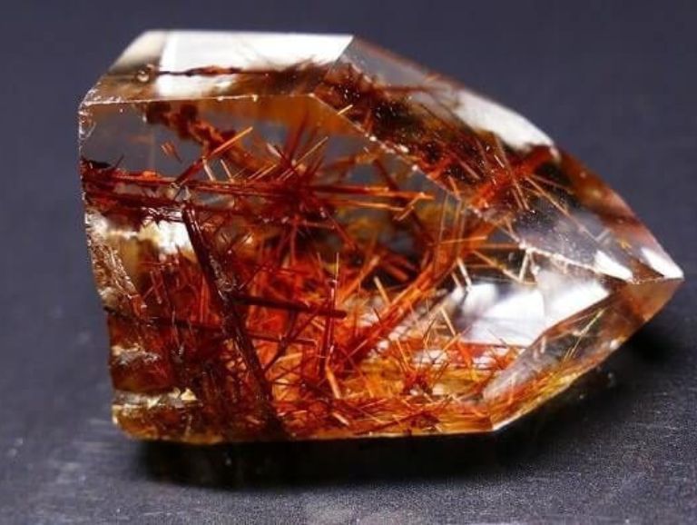 Thạch Anh Tóc Đỏ có tên gọi tiếng Anh là Rutilated Quartz