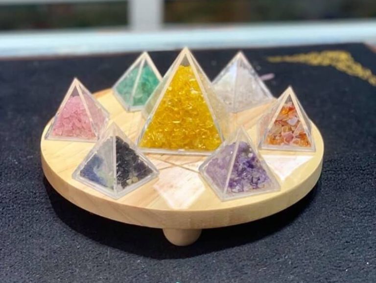 Kim Tự Tháp Đá Thạch Anh tự nhiên được nhiều người ưa chuộng bởi nó tạo ra nguồn năng lượng tích cực, đem lại vượng khí, nhiều lợi ích đối với chủ nhân.