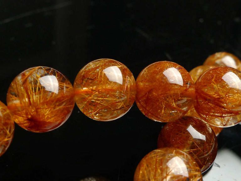 Đá Thạch Anh Tóc Đỏ không chỉ mang lại ý nghĩ to lớn đối với sức khỏe của người dùng mà còn giúp cải thiện các vấn đề liên quan tới chuyện tình cảm.