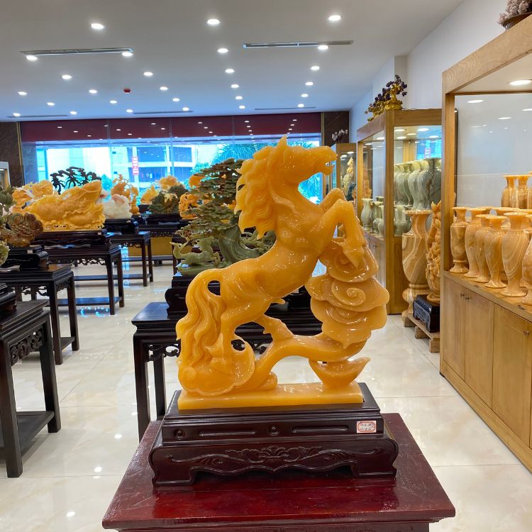 Ngựa là con vật biểu trưng của sự trung thành quả cảm, dũng mãnh, luôn biết cách đứng vững trước mọi sóng gió và gian truân đồng thơi đây cũng chính là biểu tượng của sự tiến lên phía trước.