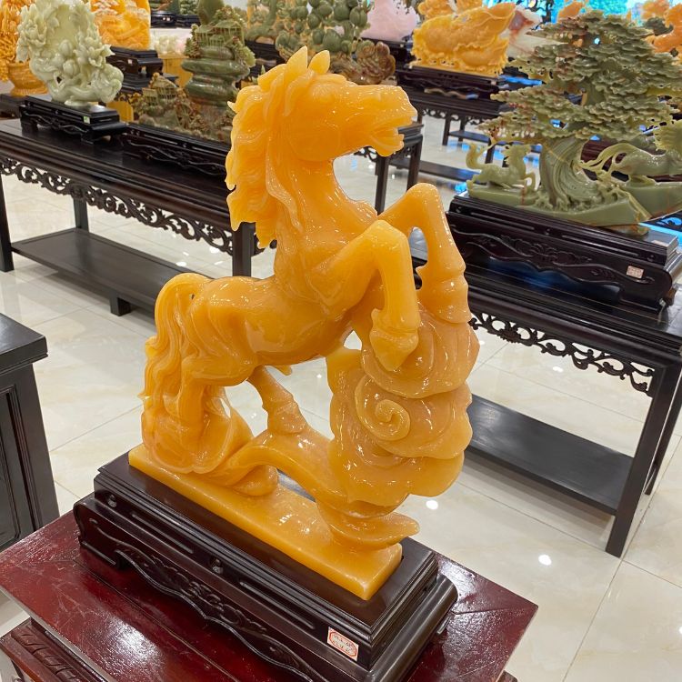 Thạch Anh Việt là một cửa hàng tin cậy và uy tín chuyên buôn bán sản phẩm tượng Thiên Lý Mã Ngọc Hoàng Long chất lượng cao.
