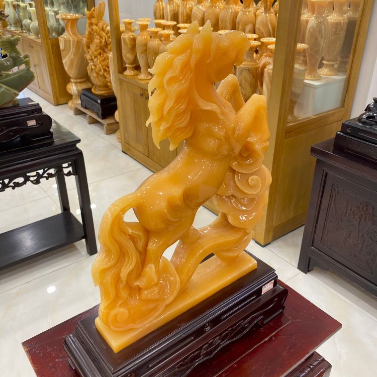 Tượng Thiên lý Mã đá Ngọc Hoàng Long phong thủy mang màu vàng vô cùng đặc trưng, rất phù hợp với gia chủ sinh cung mệnh Kim, cung mệnh Hỏa hoặc cung mệnh Thổ.