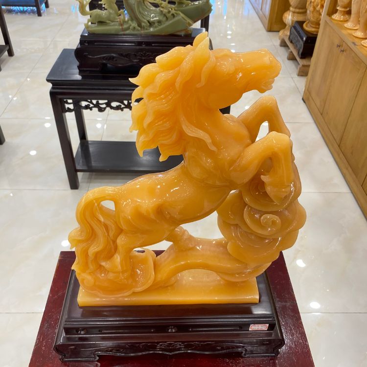 Tượng Thiên lý Mã đá Ngọc Hoàng Long được xem là món bảo vật có sức mạnh vô cùng nhiệm màu.