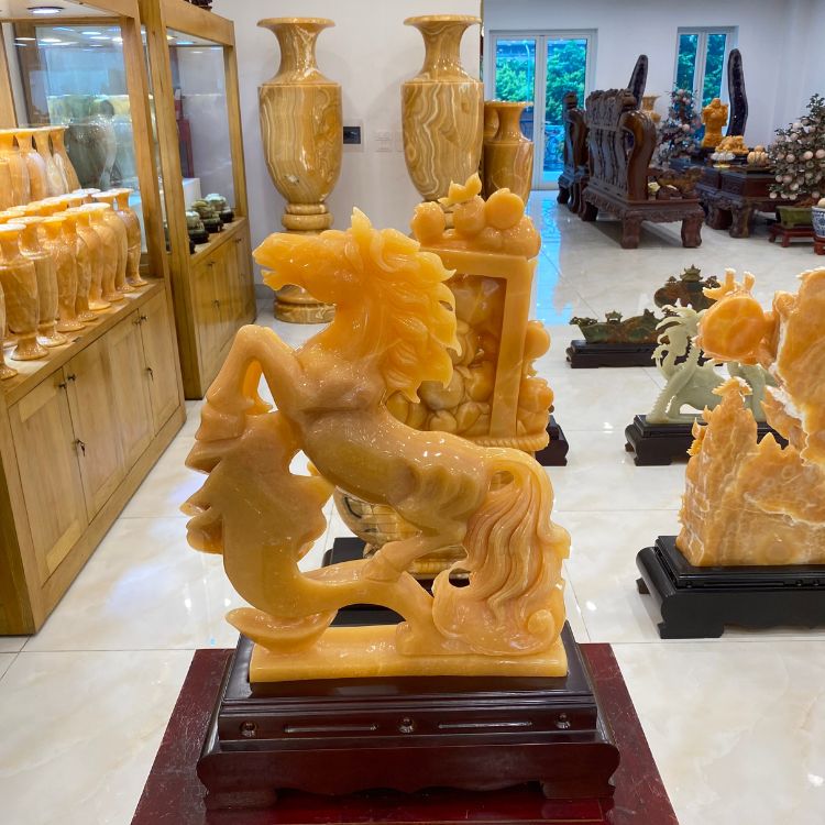 Đến với Thạch Anh Việt, tất cả các quý khách hàng sẽ được tận mắt chứng kiến các loại sản phẩm Tượng Thiên Lý Mã với kích thước đa dạng làm từ đá Ngọc Hoàng Long 100% từ thiên nhiên.