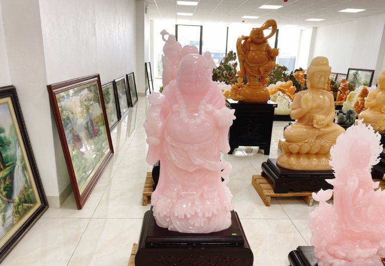 Đặt tượng Phật Di Lặc trong phòng theo hướng này sẽ đem đến cho gia chủ địa vị, danh vọng và quyền lực.