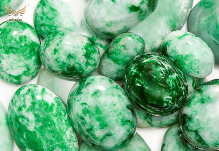 Đá Cẩm Thạch được chia ra làm hai chủng loại đá quý chính là Ngọc Jadeite và Ngọc Nephrite.
