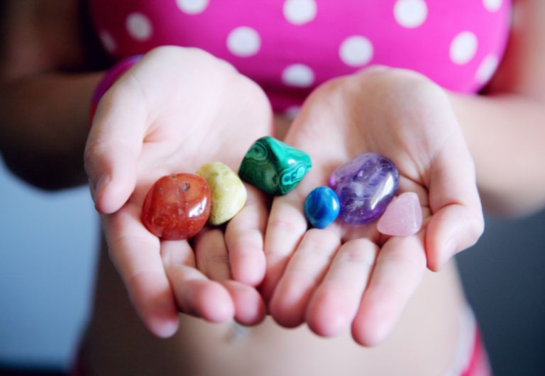 Đá phong thủy là những loại đá quý tự nhiên được hình thành và tích tụ lâu năm sâu bên trong lòng đất.