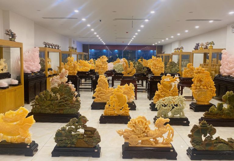 Gia chủ  không nên đặt tượng đá phong thủy để bàn làm việc có đầu hướng vào trong phòng.