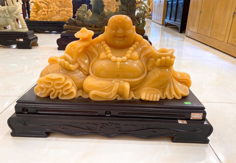 Tượng Phật Di Lặc được các nghệ nhân chế tác với miệng tươi cười cùng khuôn mặt hiền từ biểu tượng của sự hoan hỷ, lạc quan và vui vẻ.
