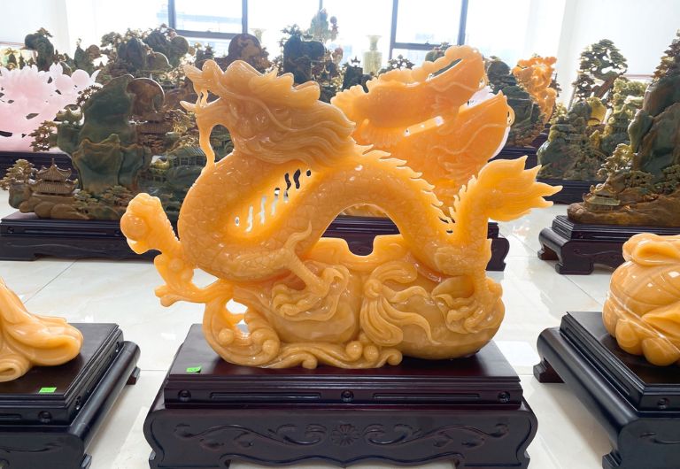 Rồng là loài linh vật trong trí tưởng tượng của con người. Ông cha ta cho rằng rồng có sức mạnh đứng đầu trong các loài linh vật.