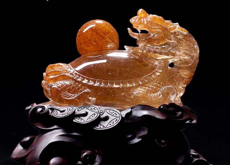 Gia chủ có thể đặt tượng Long Quy trong không gian phòng khách với mặt hương chính diện.