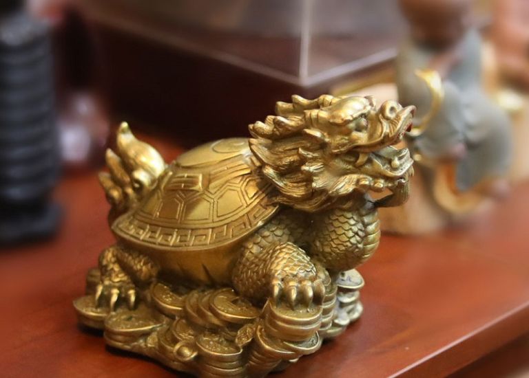 Sau khi tắm rửa và tẩy uế sạch sẽ cho Long Quy, gia chủ cần dùng một chiếc khăn sạch để lau khô cho bức tượng.