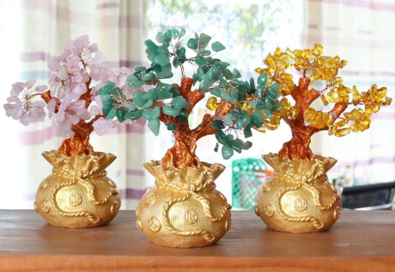 Hình ảnh nổi bật nhất trong bức tượng đá phong thủy để bàn làm việc này đó chính là các tán lá rộng và dày.
