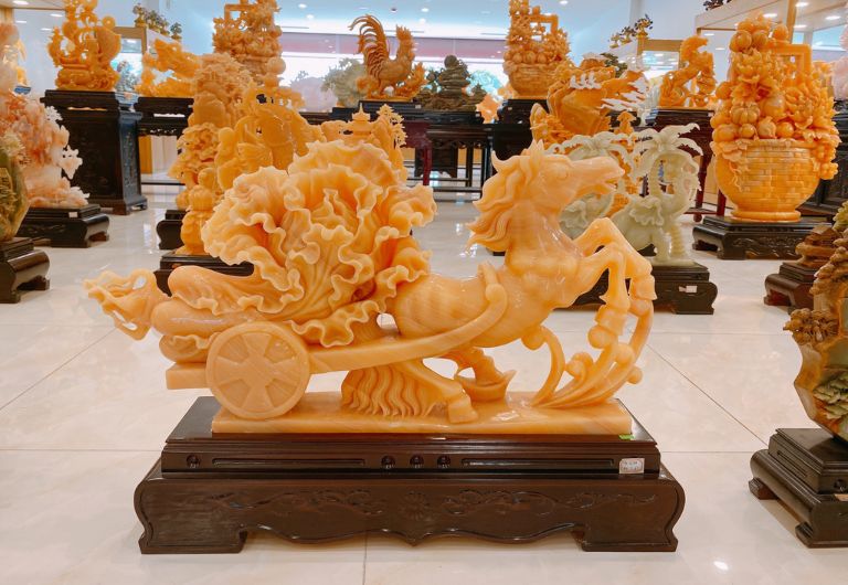Ngựa là một loài vật rất trung thành biểu tượng cho sự kiên nhẫn, may mắn, thăng tiến và chiến thắng bền bỉ.