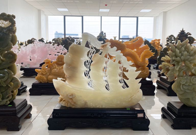Tượng thuyền thuận buồm xuôi gió được làm bằng ngọc Onyx tự nhiên với hình ảnh cánh buồm no gió trên biển khơi.