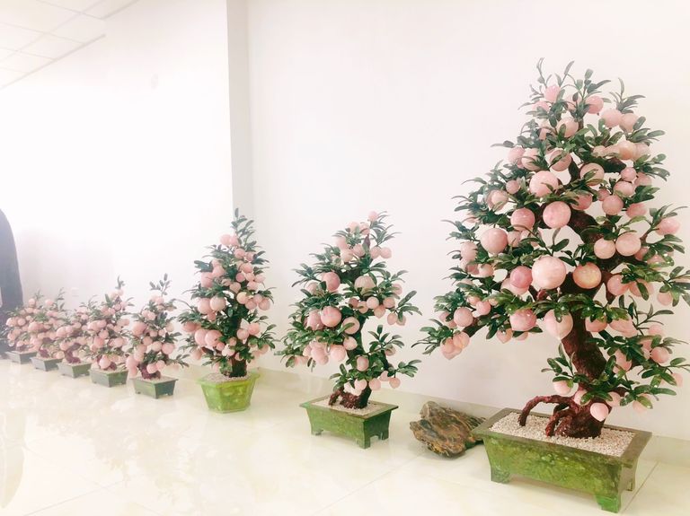 Cây đào tiên bằng đá phong thủy là vật phẩm phong thủy được chế tác từ các dòng đá tự nhiên cao cấp