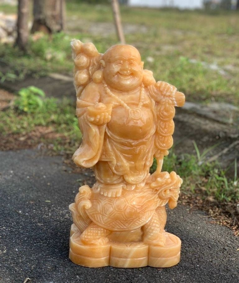 Tượng Phật Di Lặc cưỡi Long Quy với tư thế hiên ngang, thủng thỉnh vô cùng thư thái