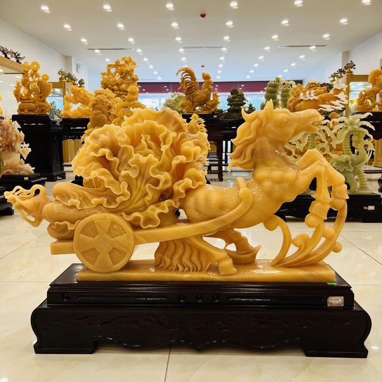 Tượng ngựa kéo bắp cải, biểu tượng của may mắn, tài lộc, thúc đẩy công danh sự nghiệp phát triển