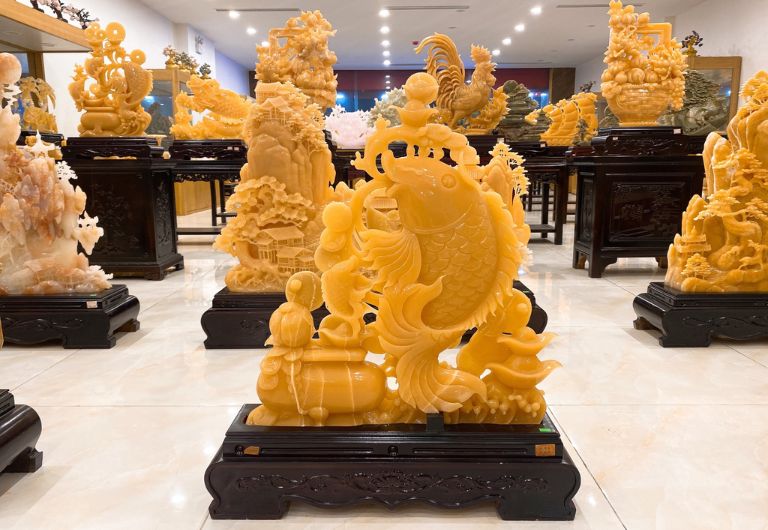 Chúng ta cần lưu ý khi mua tượng đá phong thuỷ đó chính là chọn màu sắc sao cho phù hợp với cung mệnh của chủ nhân.