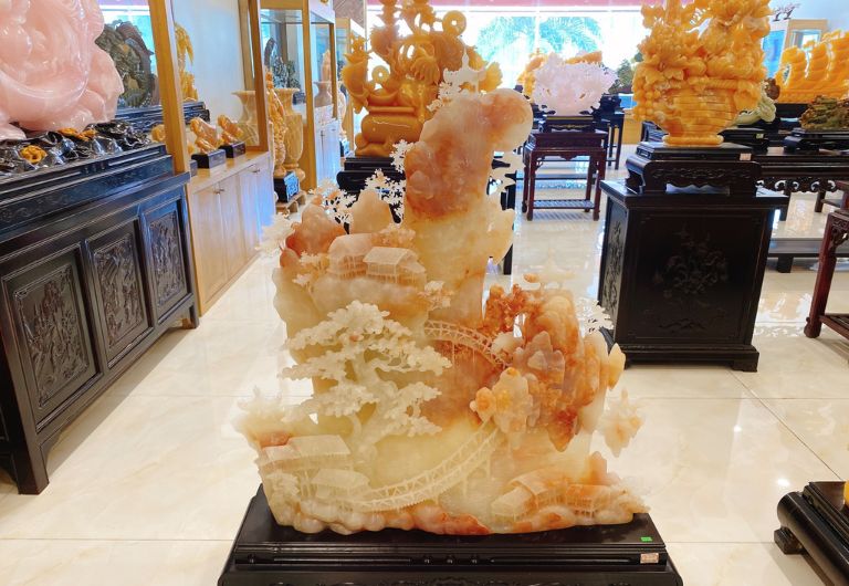 Người tuổi Tuất không thể bỏ qua những linh vật phong thủy khắc họa hình tượng con hổ, con ngựa và con khỉ.