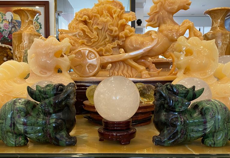 Phân biệt bằng phương pháp hóa học thì các bạn cần phải trang bị các kiến thức về đá Thạch Anh tự nhiên.
