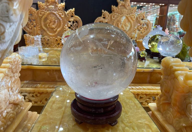 Thông thường, đá Thạch Anh Trắng sở hữu độ trong suốt nhất định nên khi có ánh sáng đi ngang qua thì lập tức xuyên thấu.