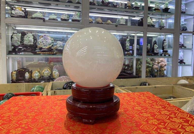 Quả cầu Thạch Anh Trắng sữa là dòng sản phẩm được chế tác từ chất liệu đá Thạch Anh tự nhiên với gam màu trắng đục như sữa