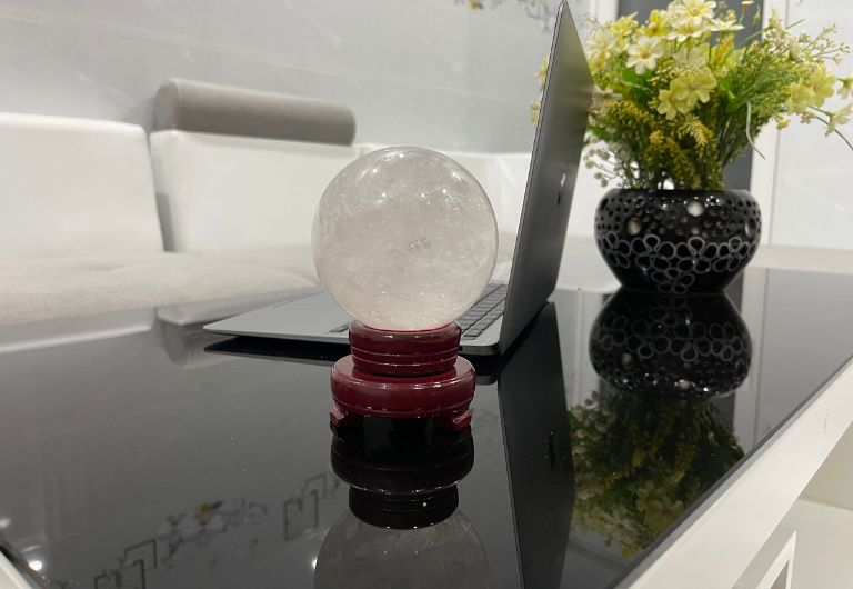 Quả cầu Thạch Anh trắng vân mây hiện đang là dòng sản phẩm nhận được sự yêu thích của nhiều người.