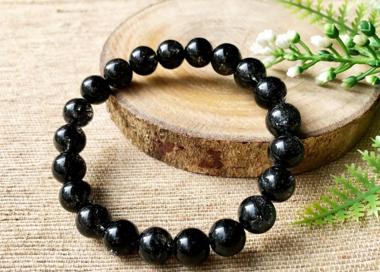 Một chiếc vòng tay làm từ đá Jasper đen là món quà trân quý cho người tuổi Mậu Thìn.
