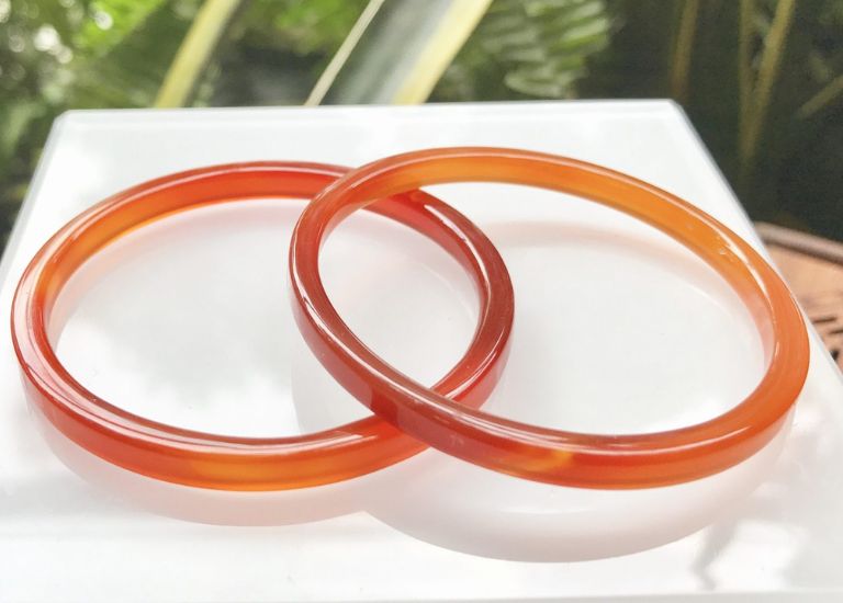 Sự lựa chọn hoàn hảo cho tuổi Mậu Dần đó là chiếc vòng tay đá Mã Não đỏ.