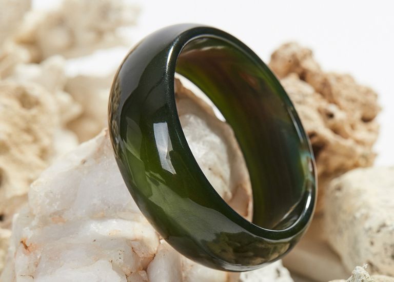 Vòng đeo tay làm từ đá Mã Não xanh là vật phẩm biểu tượng của sức khỏe, mang đến cho tuổi Canh Dần sự sung túc