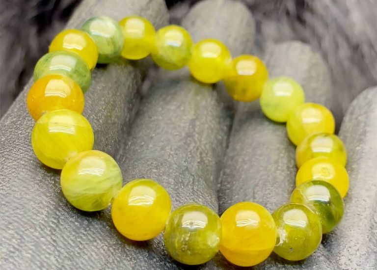 Chuỗi vòng tay làm từ đá Sapphire vàng sở hữu năng lượng của Thổ nên rất hợp với người tuổi Mậu Dần.