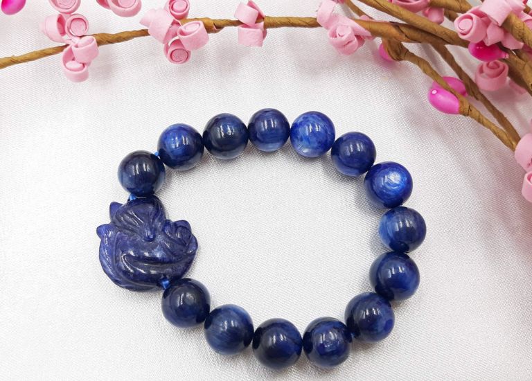 Đá Sapphire xanh nằm trong bốn loại đá quý giá nhất thế giới nên đem đến cho người tuổi Giáp Dần sự quý phái và sang trọng.