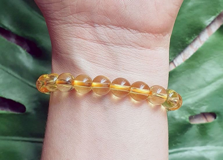 Từ lâu, chiếc vòng tay bằng đá Thạch Anh vàng luôn được xếp vào danh sách những vật phẩm phong thủy được bán “chạy” nhất.