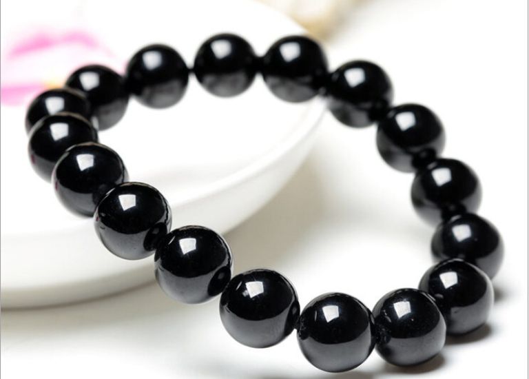 Vòng tay đá Tourmaline đen với màu đen huyền bí cũng nguồn năng lượng mạnh hơn đá Thạch Anh nên rất hợp với tuổi Nhâm Thìn.