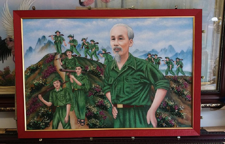 Tranh đá quý chân dung chỉ tập trung vào khuôn mặt của đối tượng
