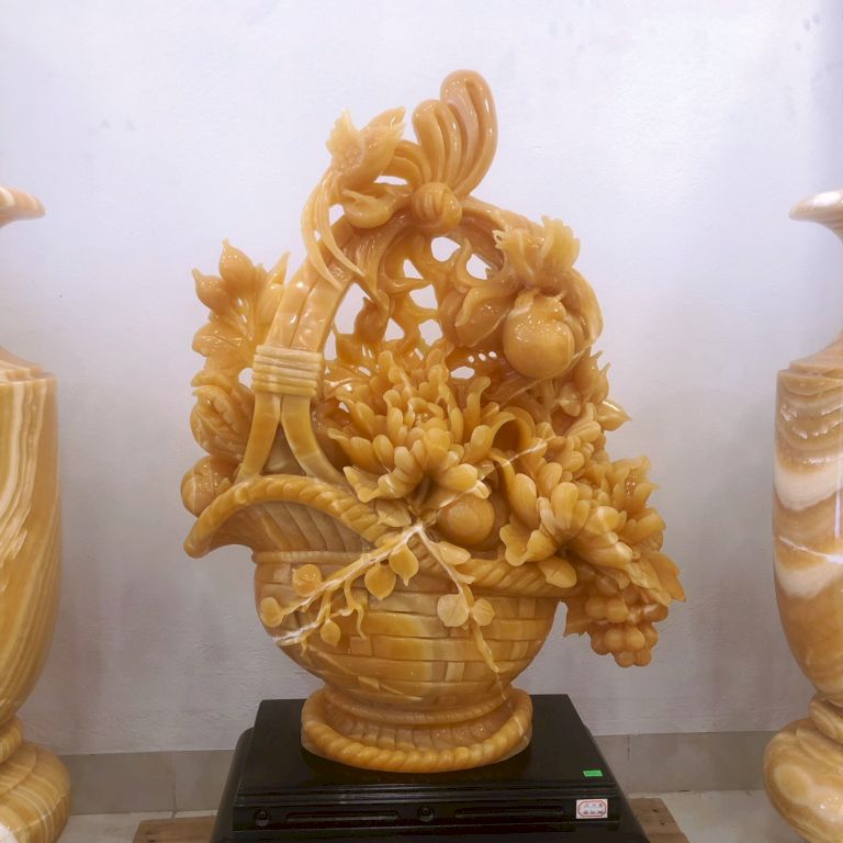 Tác Phẩm Diên niên đại lộc được chế tác chất liệu ngọc Hoàng Long mang ý nghĩa một năm phát lộc, phát tài