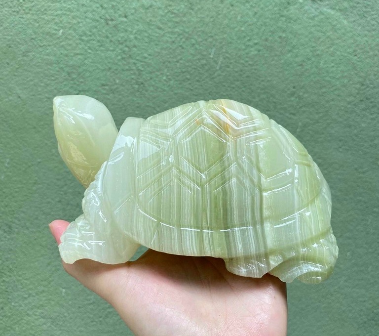 Tượng Rùa ngọc Onyx đặt tại phòng khách giúp cân bằng năng lượng cho ngôi nhà