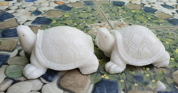 Tượng Rùa đá canxit hợp với gia chủ thuộc mệnh Thổ, mệnh Kim
