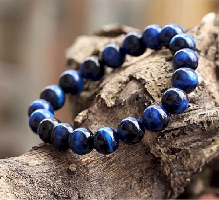 Vòng tay đá mắt hổ xanh dương được ví như một "kiệt tác" dành riêng cho người tuổi Nhâm Tuất