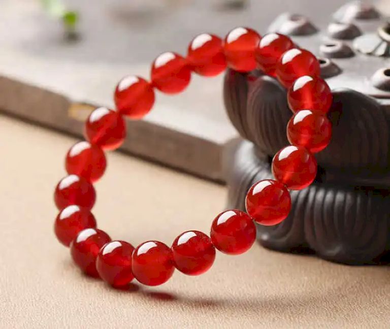 Vòng tay đá mã não đỏ tượng trưng cho sức khỏe dồi dào, hưng thịnh và trường thọ