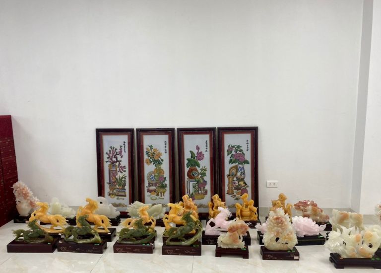 Một sự lựa chọn mà những người mang tuổi Hợi không thể bỏ qua đó chính là vòng tay Mã Não hoặc tượng cây tài lộc phong thủy.