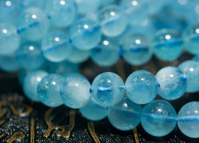 Năng lượng của Aquamarine xanh lan tỏa giúp mọi người gần gũi, thấu hiểu và yêu thương lẫn nhau.