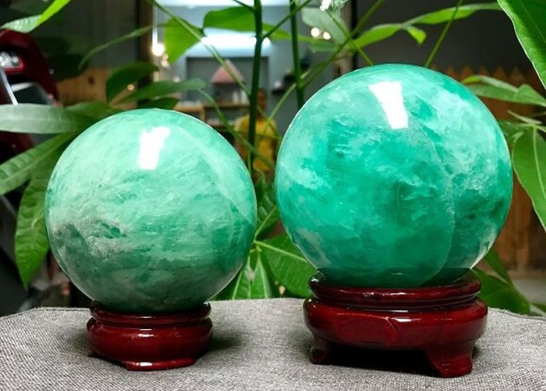 Nhiều nghiên cứu cho thấy đá Fluorite Xanh lá có tác dụng cân bằng cảm xúc của con người.