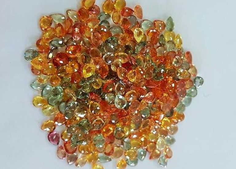 Màu cam là sắc màu thuộc mệnh Hỏa nên người tuổi Giáp Tuất không thể bỏ lỡ các mẫu đá quý phong thủy màu này.