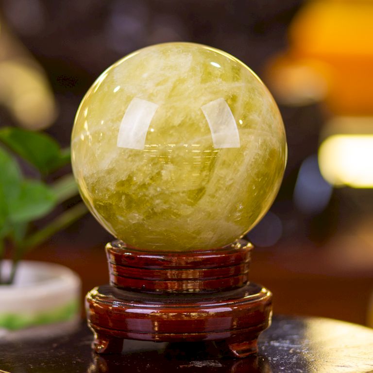Thạch anh vàng Citrine với màu vàng đậm bắt mắt, viên đá được xem sanh thần của tháng 11