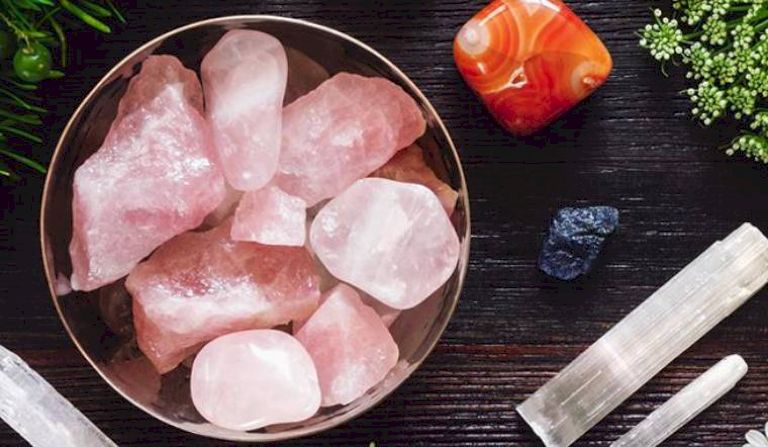 Màu hồng, màu sắc tương sinh mệnh Thổ mang lại năng lượng tốt lành, may mắn
