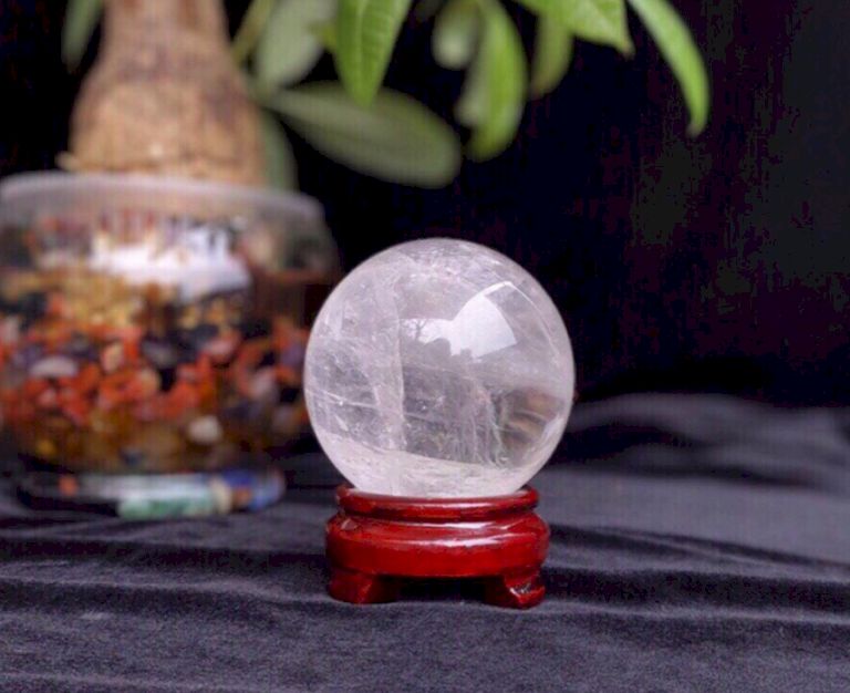 Đá Thạch Anh Trắng tượng trưng cho tình yêu bền vững, sự cao thượng, trong sáng của người phụ nữ