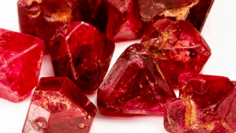 Màu đỏ thuộc mệnh Hỏa, đại diện cho năng lượng của lửa và máu, mang ý nghĩa tượng trưng cho quyền lực