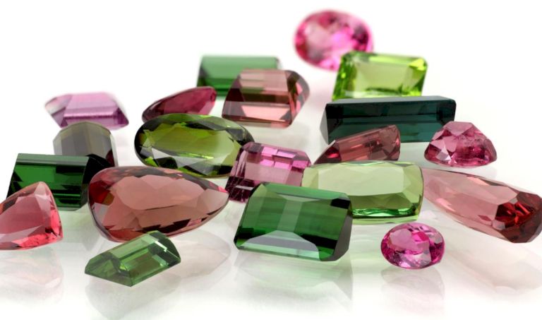 Để kích hoạt vượng khí, tài lộc gia chủ 1996 nên ưu tiên chọn màu hợp mệnh